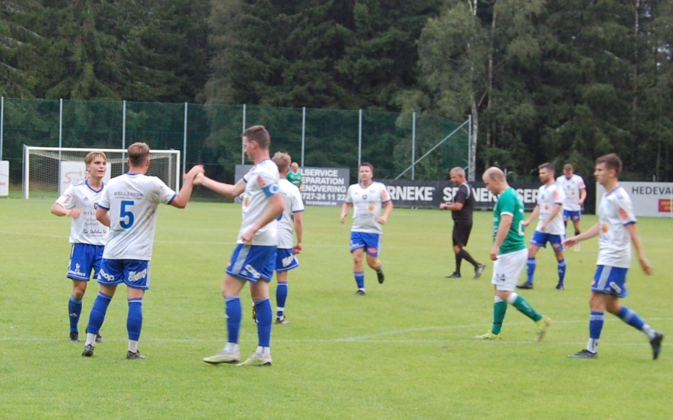 Albin Emanuelsson (nummer 5) har precis gjort 3-0 till MIF på Hedevallen och grattas av glada lagkamrater.