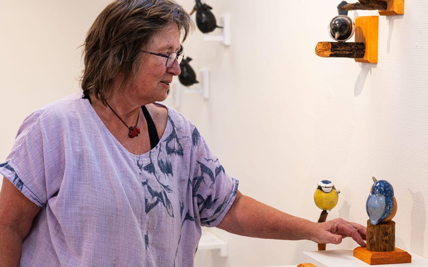 ”Det finns alltid en ny fågel att skulptera”, säger Sanna Nilsson om sin konst, som nu visas på biblioteket.