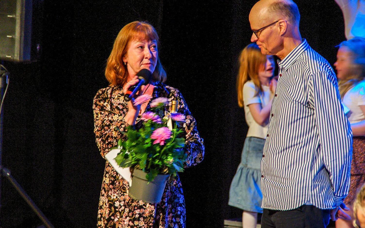 Kulturskolans rektor Clas-Göran Janson avtackades med en blomma av Gun-Britt Gustafsson.