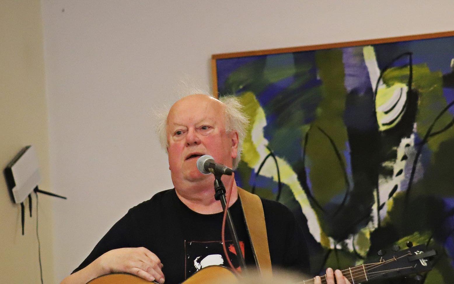 Lars Nilsson sjöng vid familjefesten i Åsensbruk.