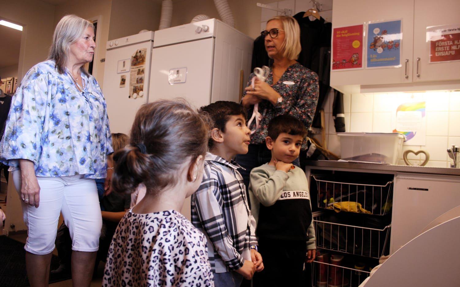 Lara, Aram och Odey var väldigt nyfikna på det nya biblioteket i hallen när pedagogerna Carina Blad och Sofia Ahlström invigde det.