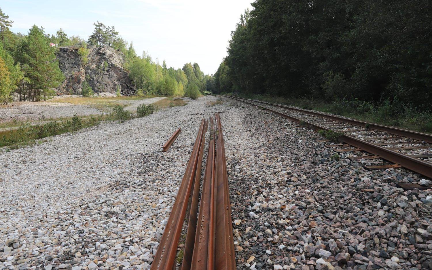 Järnvägen med värnet ovanför.