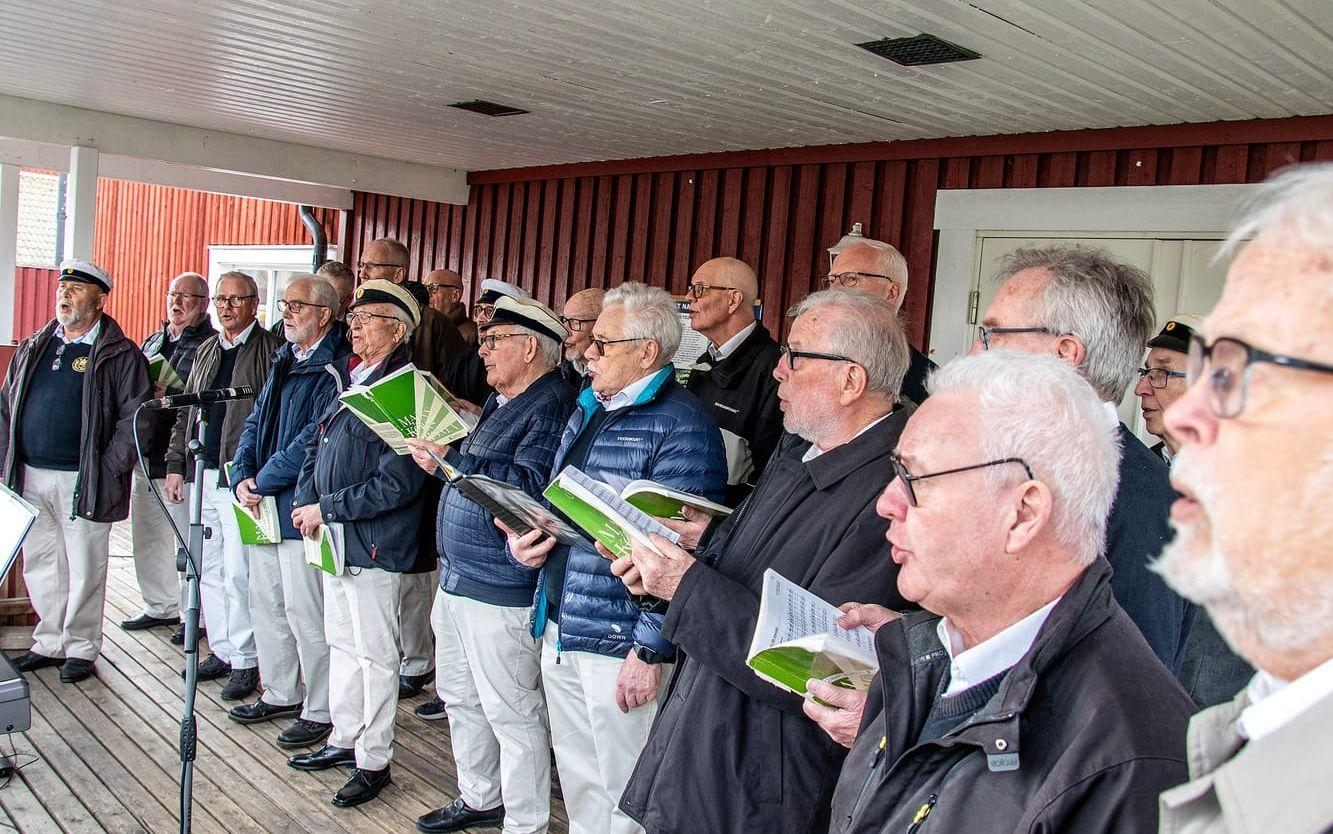 Rostocks manskör har medlemmar mellan 49 och 90 år. Under kvällen sjöng de in våren med flera härliga vårsånger. De avslutade med Sköna maj, välkommen.