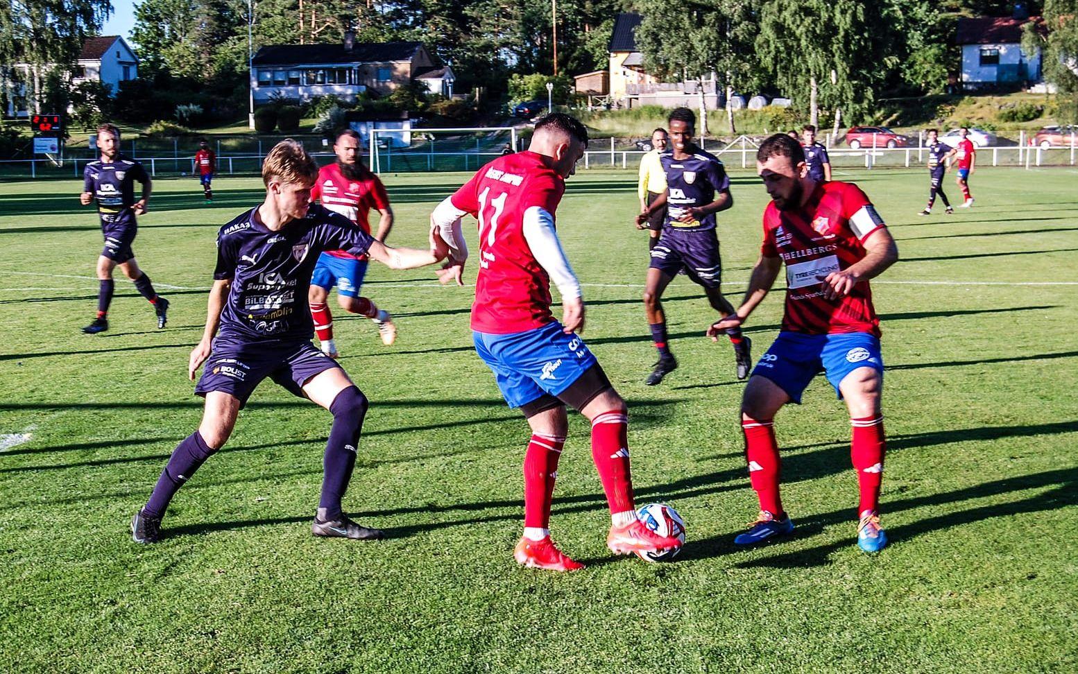 Matchhjältarna i Håfreströms IF i hemmamötet med Bengtsfors IF - Blerim Avdijaj (till vänster) och lagkaptenen Sef Nikqi. Blerim gjorde 2-1-målet medan Sef svarade för 1-1- och 3-1-målen. 