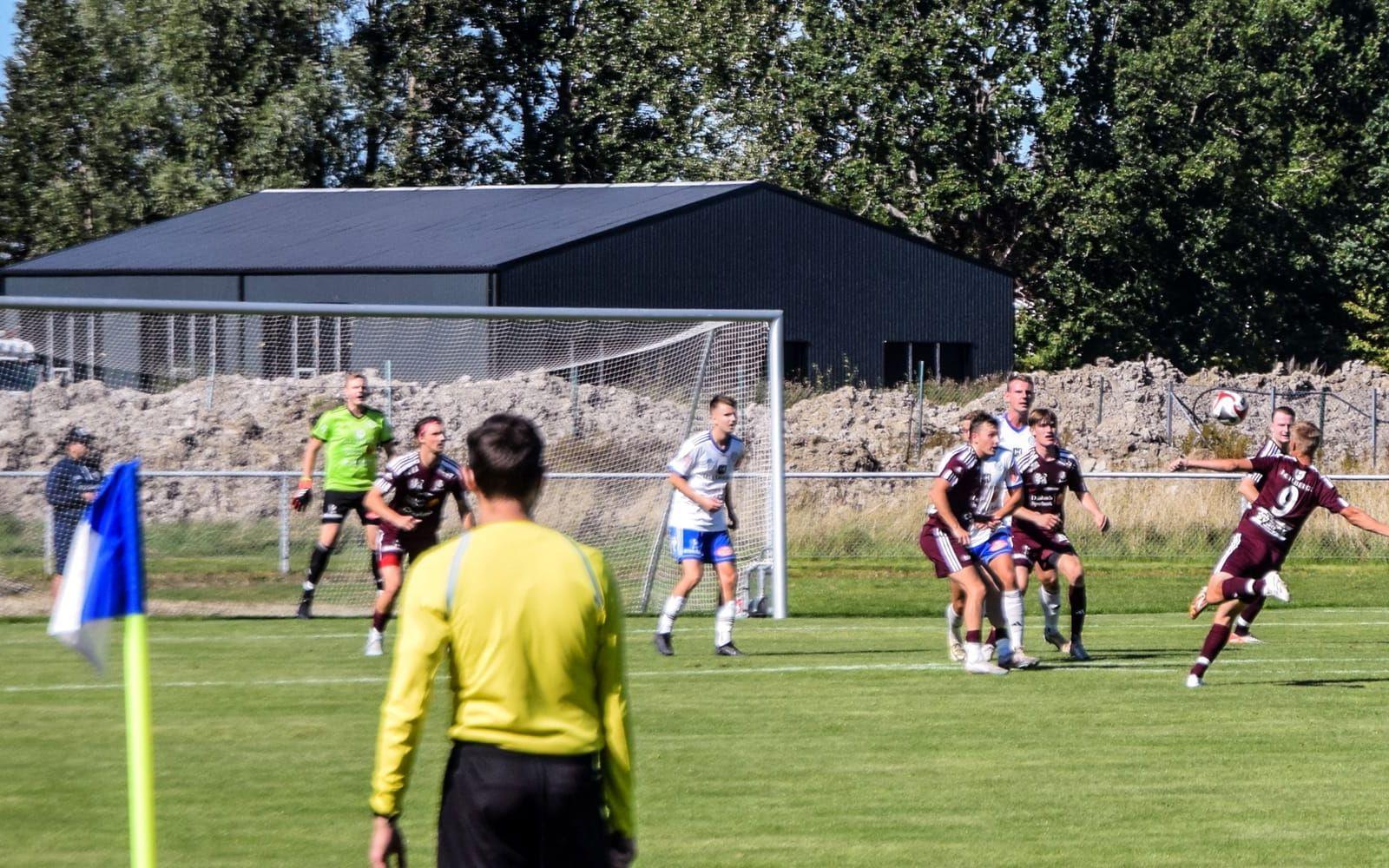 Tim Svensson måttar ett skott mot MIF-målet.