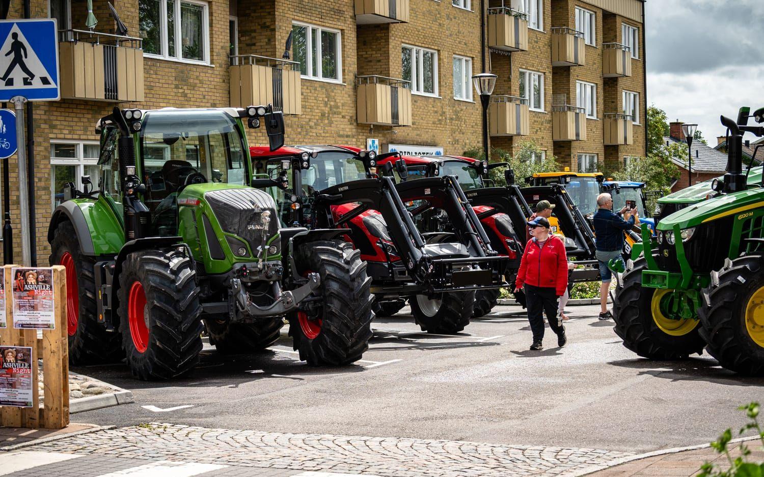 ... då Dalbo Hushållningssällskap arrangerar en utställning med lokala återförsäljare av traktorer.