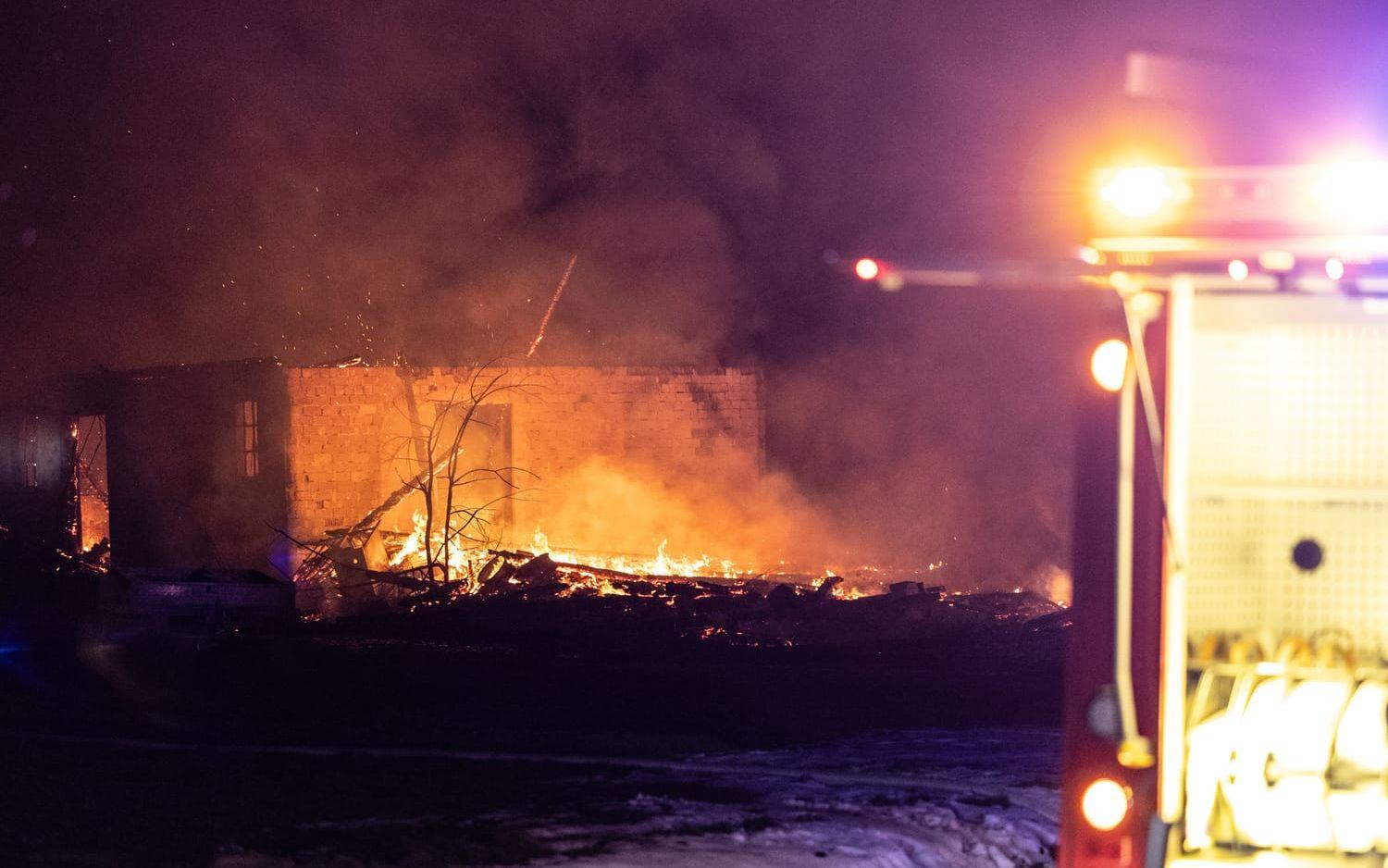 En ladugård började brinna i Högstorp utanför Brålanda i Vänersborgs kommun sent på lördagskvällen. 