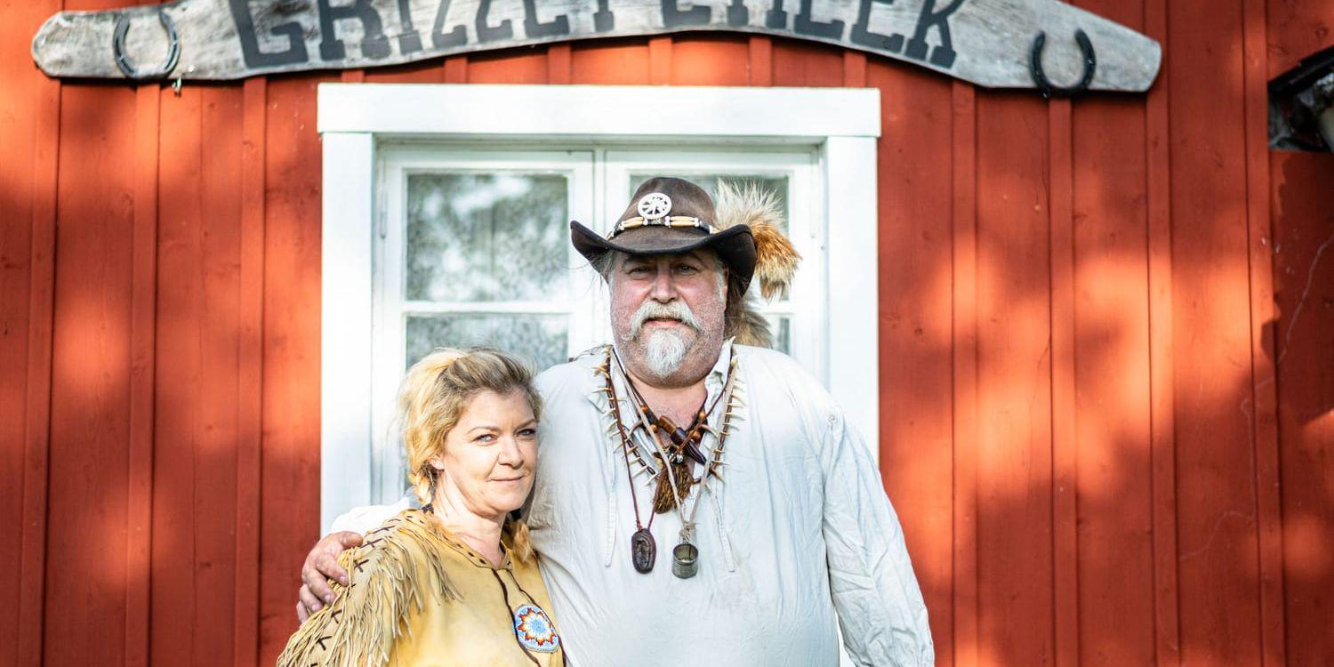 Thomas ”Grizzly” Berg och flickvännen Charlotta Axelsson utanför sitt torp.
