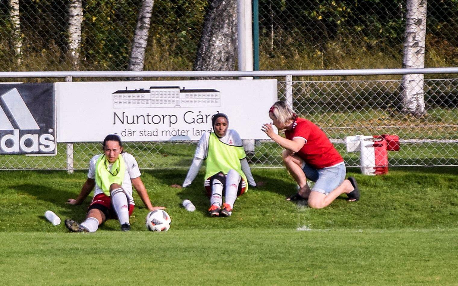 Åsebros tränare Paulin Karlsson ger instruktionen till Arabo Muumin, medan Siri Richardsson pustar ut.