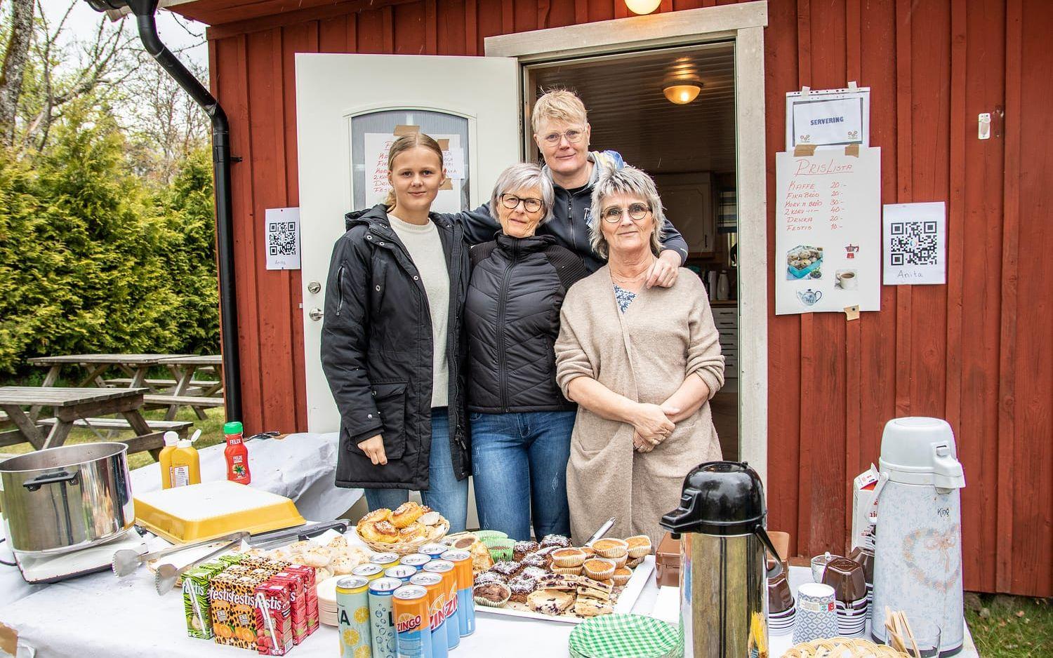 Kökspersonalen hade fullt upp. Från vänster: Nicolina Klenfeldt, Anita Olsson, Ann-Charlotte Blomsten. Bak står Lena Andersson.