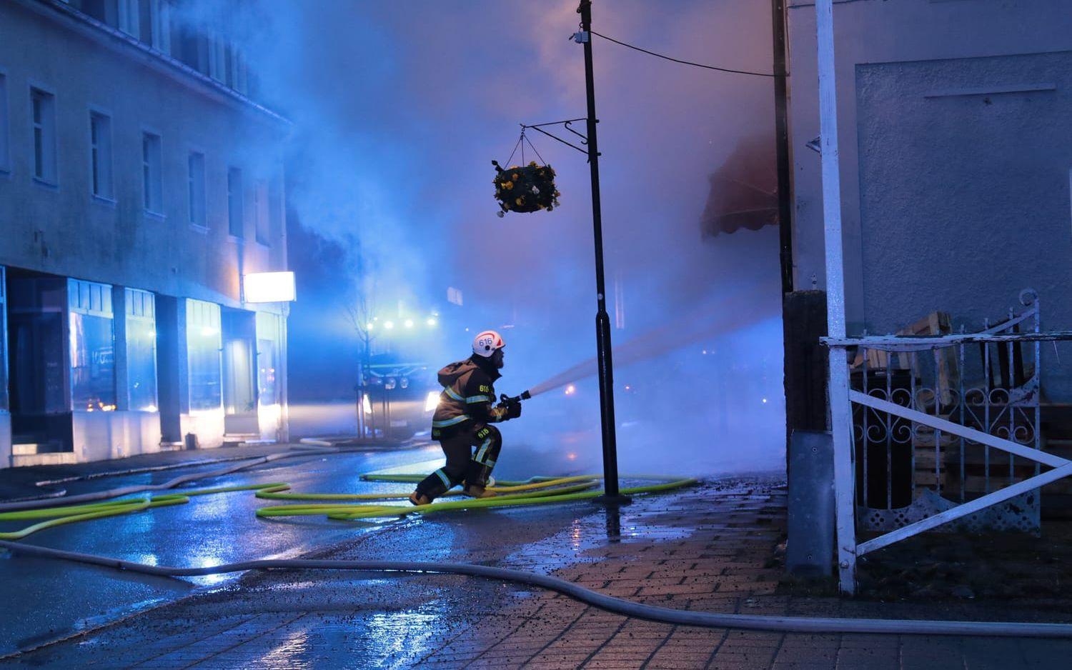 Ett stort antal brandmän kallades till branden.