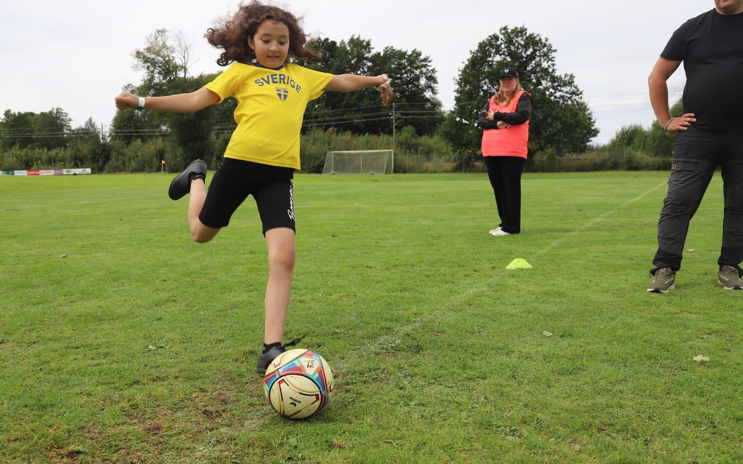 Zahra, 10 år, provar på speed shooting.