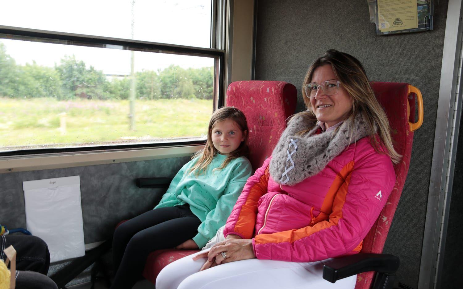 Några som har åkt långt redan innan de satte sig på tåget är Marlene, 7 år, och hennes mamma Solveig från Tyskland. ”Vi besökte Dalslands kanal. Det var väldigt vackert och spännande även om vädret inte var det bästa idag”, säger Solveig.